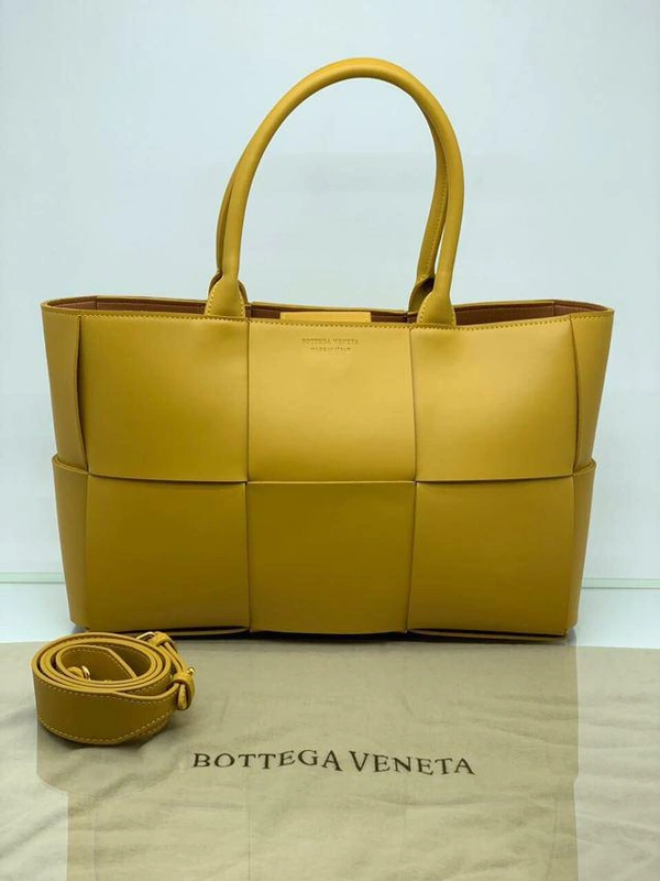 Женская кожаная сумка Bottega Veneta Arco Tote желтая