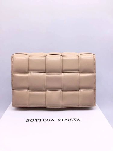 Женский плетеный кожаный клатч Bottega Veneta бежевый 27/17/6 коллекция 2021-2022