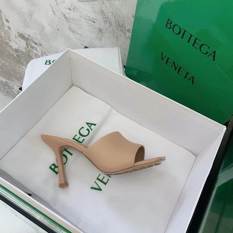 Женские босоножки-мюли кожаные Bottega Veneta бежевые коллекция лето-2021 фото-4