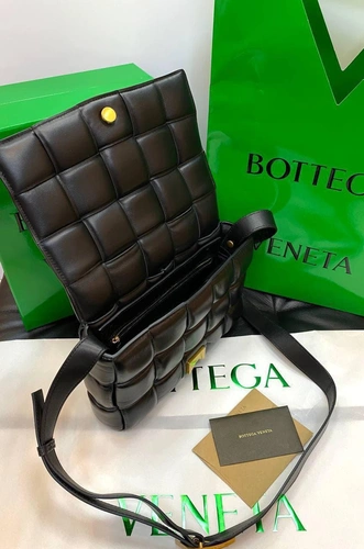 Женская плетёная кожаная сумка Bottega Veneta черная 27/18/7 коллекция 2021-2022 фото-5