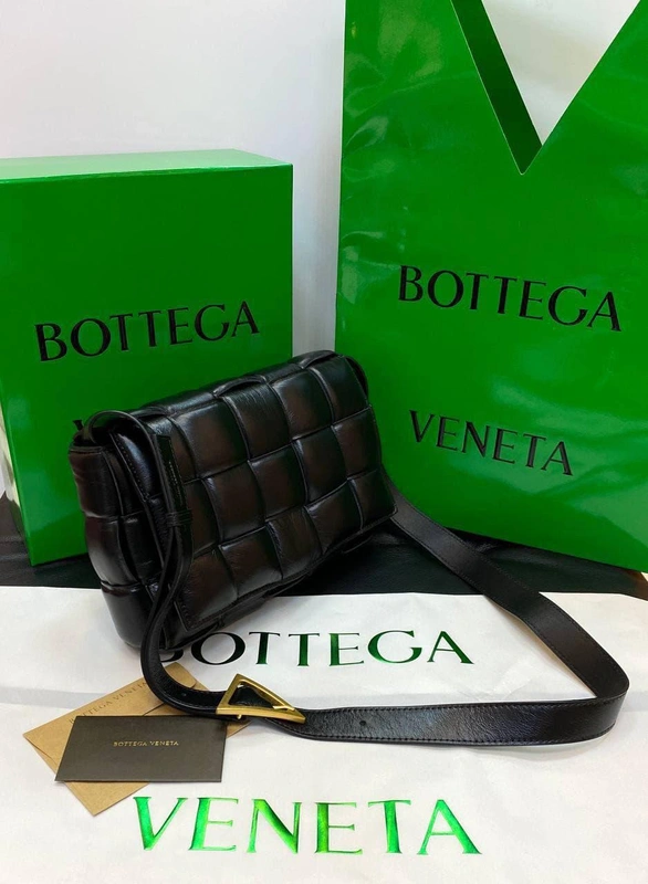 Женская плетёная кожаная сумка Bottega Veneta черная 27/18/7 коллекция 2021-2022 фото-3