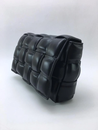Женская кожаная сумка Bottega Veneta Padded Cassette Bag черная фото-4