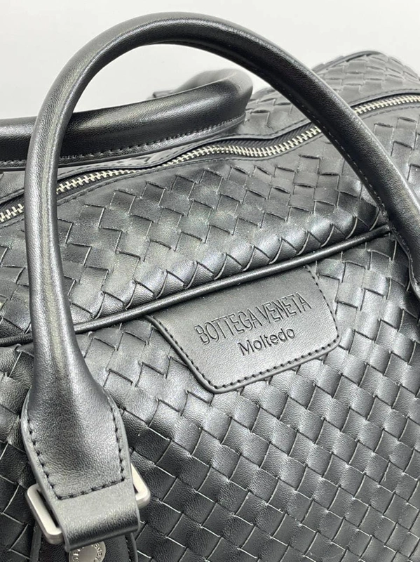 Дорожная кожаная сумка Bottega Veneta черная 50/30 см. коллекция 2021-2022 A70821 фото-3