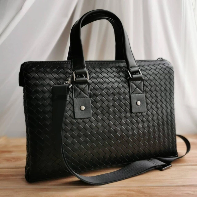 Мужской кожаный портфель Bottega Veneta черный 39/26 коллекция 2021-2022