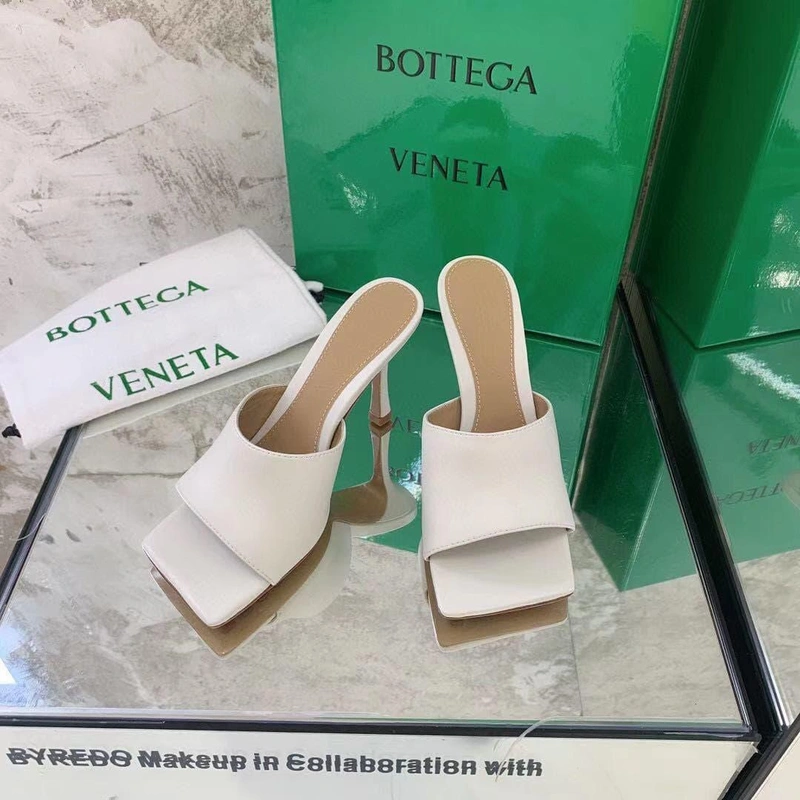 Женские босоножки-мюли кожаные Bottega Veneta белые коллекция лето-2021 фото-5