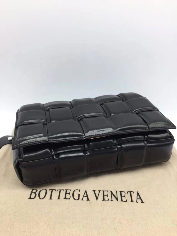 Женский плетеный кожаный клатч Bottega Veneta черный 27/17/6 коллекция 2021-2022 фото-10