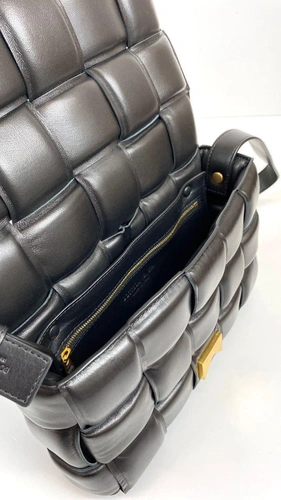 Женская кожаная сумка Bottega Veneta Padded Cassette Bag премиум-люкс черная фото-4