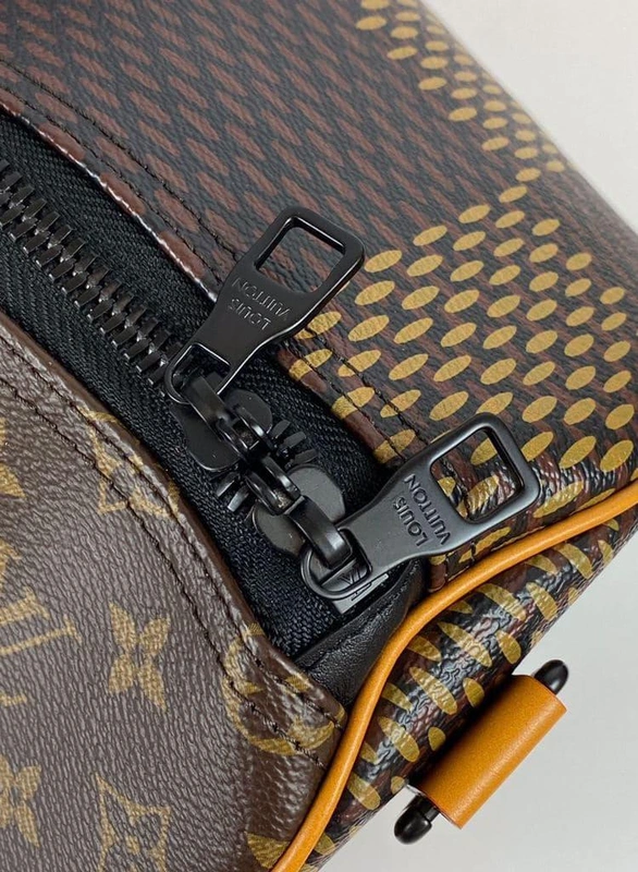 Женская сумка Louis Vuitton² Collection -keepall bandouliere 50 коричневая премиум-люкс 50/58/21 фото-7