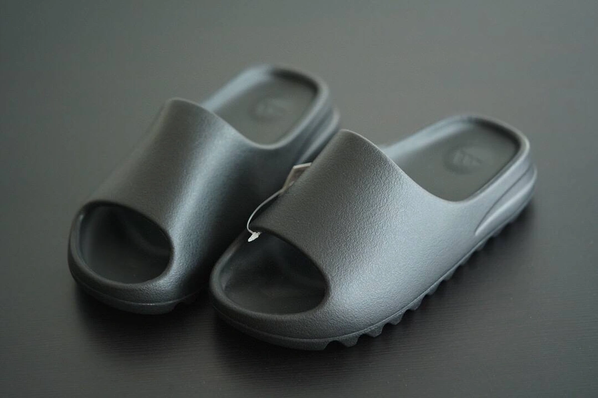 Шлёпанцы Adidas Yeezy Slide GX6141 чёрные фото-5