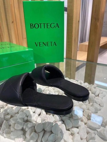 Шлёпанцы женские Bottega Veneta кожаные черные коллекция 2021-2022 фото-2