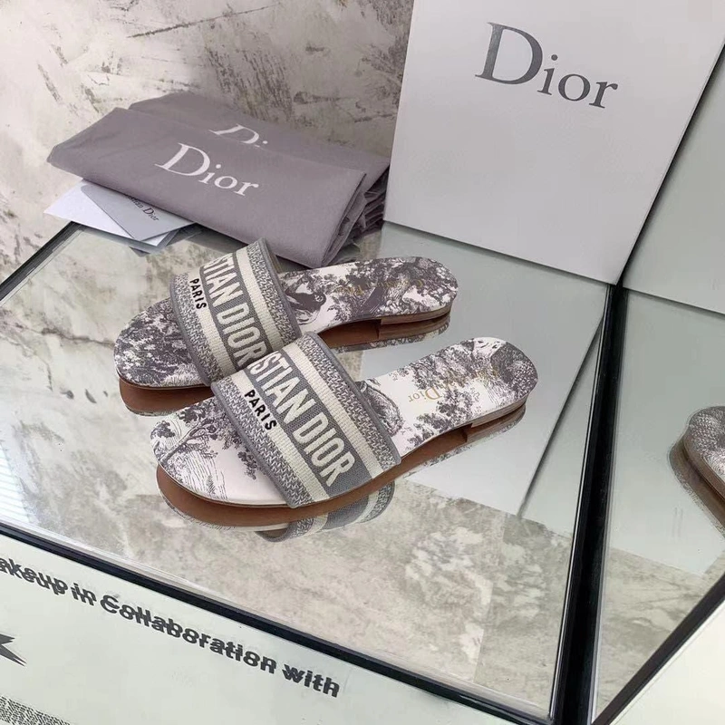 Шлёпанцы женские Christian Dior светло-серые премиум-люкс коллекция 2021-2022 фото-3