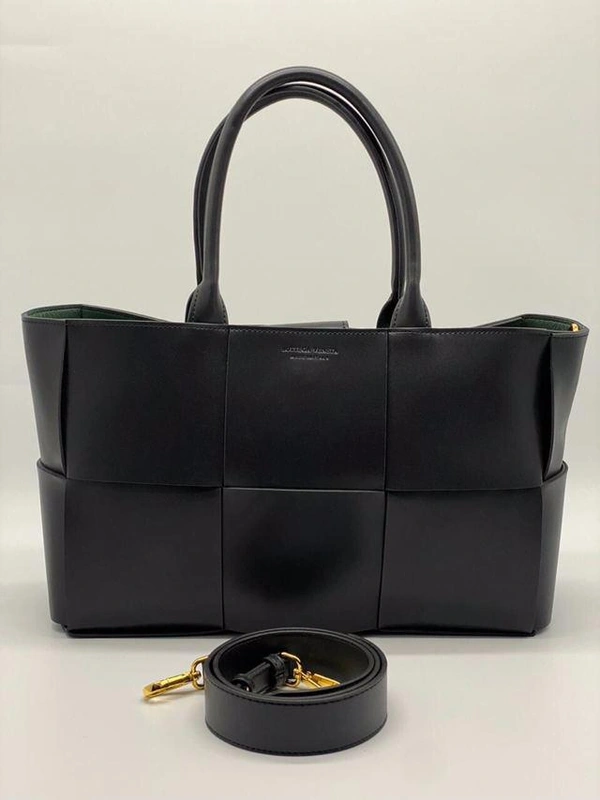 Женская кожаная сумка Bottega Veneta Arco Tote черная