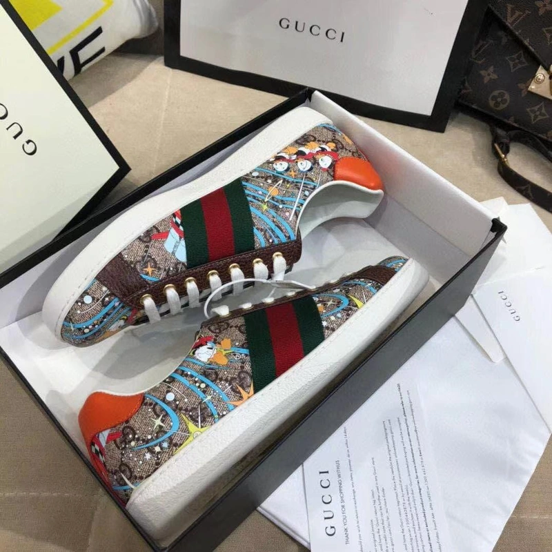 Кеды женские кожаные Gucci с рисунком и бордово-зелёными полосами коллекция 2021-2022 фото-3