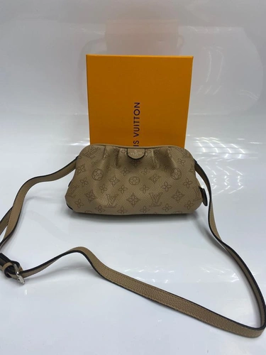 Женский кожаный клатч Louis Vuitton бежевый 25/15 см