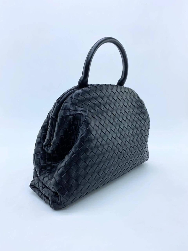 Женская кожаная сумка Bottega Veneta черная 28/21/8