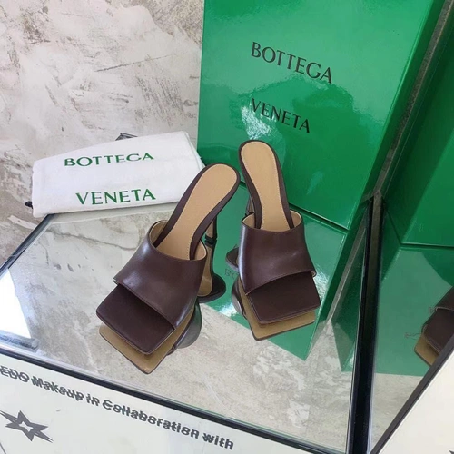 Женские босоножки-мюли кожаные Bottega Veneta коричневые коллекция лето-2021 фото-2