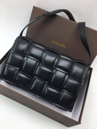 Женская кожаная сумка Bottega Veneta Padded Cassette Bag черная фото-2