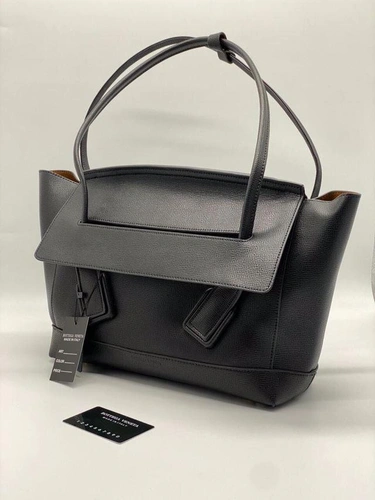 Женская кожаная сумка Bottega Veneta Medium Arco 33×24 черная фото-3