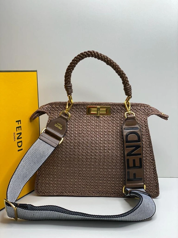 Женская плетёная сумка Fendi каштановая 33/25/12 см коллекция 2021-2022