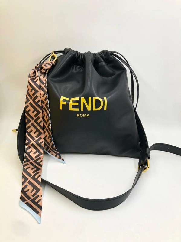 Женская кожаная сумка-мешок Fendi черная 36/37 см фото-3