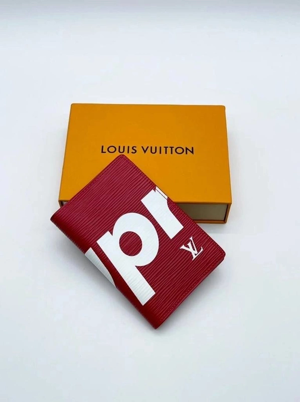 Обложка для паспорта Louis Vuitton A104123 красная 14/10 см