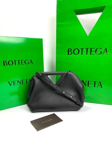 Женская кожаная сумка Bottega Veneta чёрная с треугольными верхними ручками  25/15/5 см фото-3