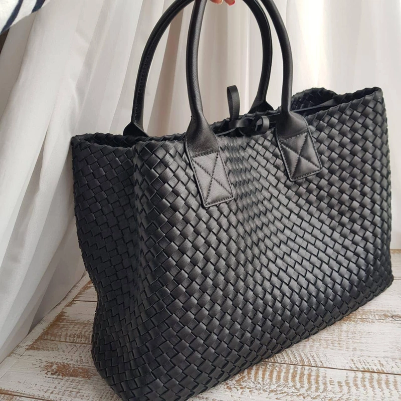 Женская кожаная сумка Bottega Veneta черная 40/28 коллекция 2021-2022