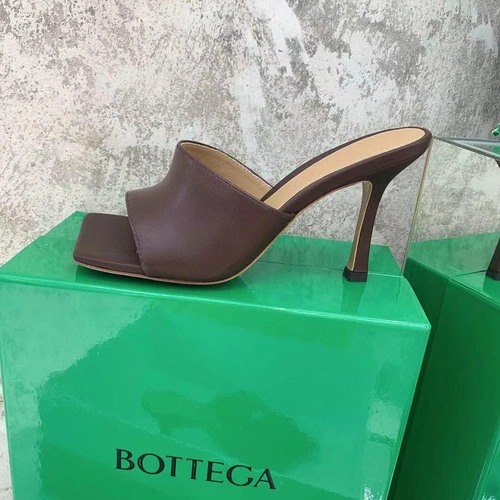 Женские босоножки-мюли кожаные Bottega Veneta коричневые коллекция лето-2021 фото-5