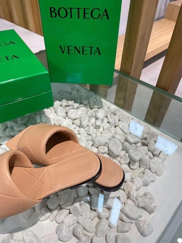 Шлёпанцы женские Bottega Veneta кожаные бежевые коллекция 2021-2022 фото-4