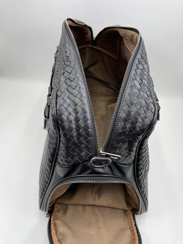 Дорожная кожаная сумка Bottega Veneta черная 50/30 см. коллекция 2021-2022 A70821 фото-2