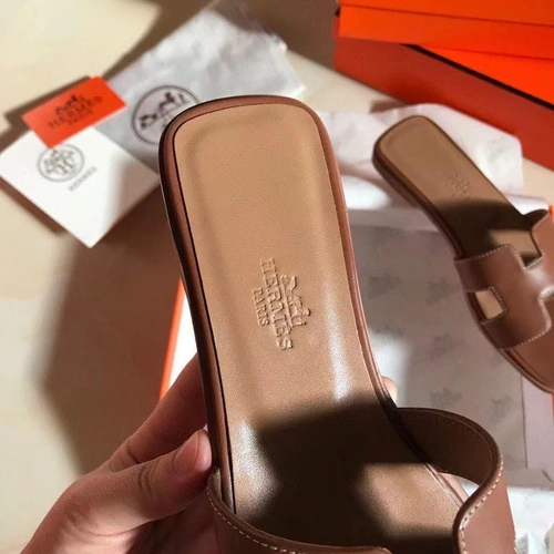 Шлёпанцы женские кожаные Hermes коричневые на низком каблуке коллекция лето 2021 фото-4