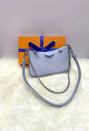 Женская кожаная сумка-клатч Louis Vuitton Easy pouch с плечевым ремнём голубая 19/11/3 см