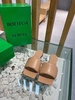 Шлёпанцы женские Bottega Veneta кожаные бежевые коллекция 2021-2022 фото-1