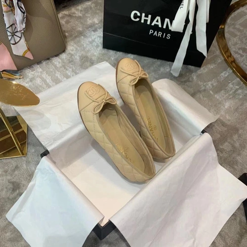 Туфли-балетки Chanel белые из кожи со стежкой коллекция 2021-2022 фото-2