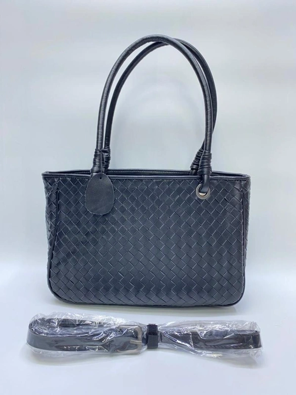 Женская кожаная сумка Bottega Veneta чёрная 28/19 см коллекция 2021-2022