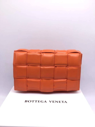 Женский плетеный кожаный клатч Bottega Veneta оранжевый 27/17/6 коллекция 2021-2022