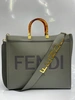 Женская кожаная сумка Fendi серая 40/34/21 коллекция 2021-2022 фото-1