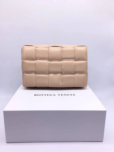 Женский плетеный кожаный клатч Bottega Veneta бежевый 27/17/6 коллекция 2021-2022 фото-4