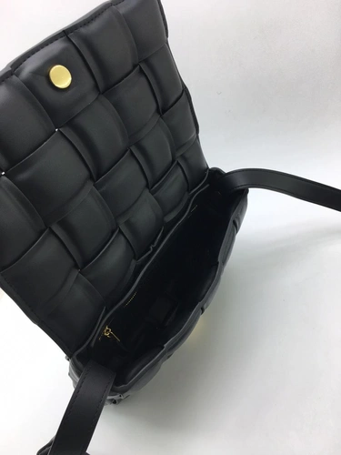 Женская кожаная сумка Bottega Veneta Padded Cassette Bag черная фото-5