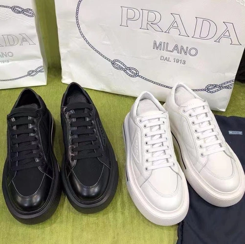 Туфли женские Prada чёрные кожаные на плоской подошве с логотипом коллекция 2021-2022 фото-7