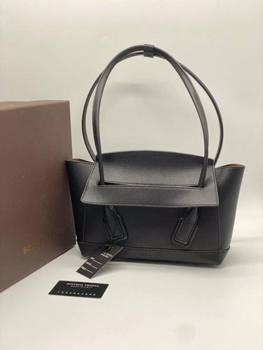 Женская кожаная сумка Bottega Veneta Small Arco 24×19 черная