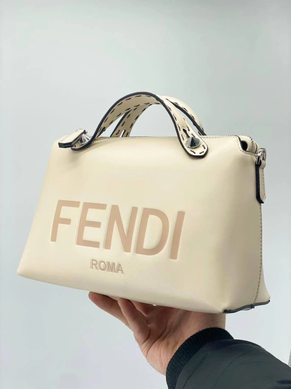 Женская кожаная сумка Fendi белая 27/16 коллекция 2021-2022 фото-2