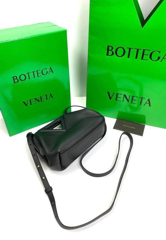 Женская кожаная сумка Bottega Veneta чёрная с треугольными верхними ручками  25/15/5 см фото-4