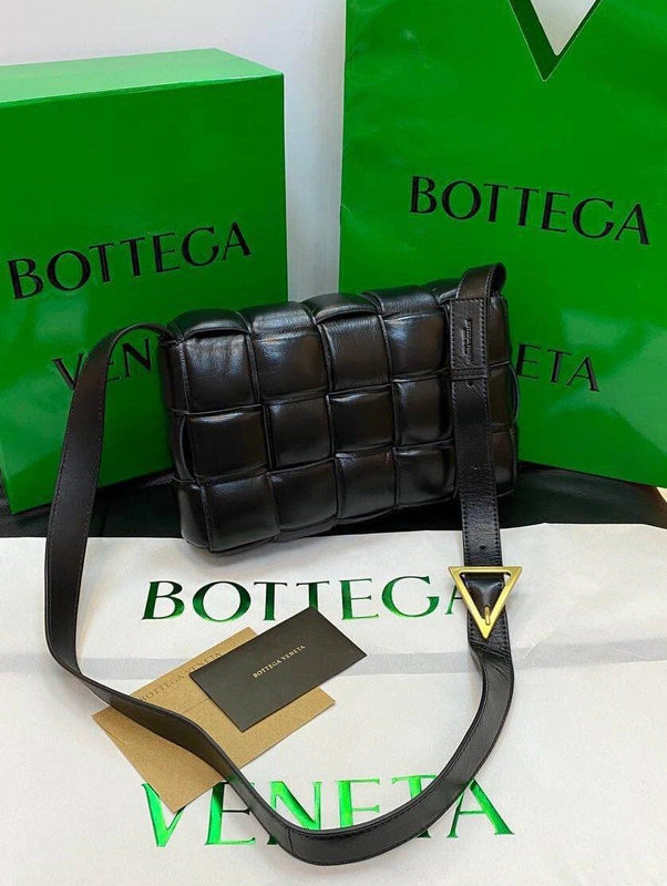 Женская плетёная кожаная сумка Bottega Veneta черная 27/18/7 коллекция 2021-2022