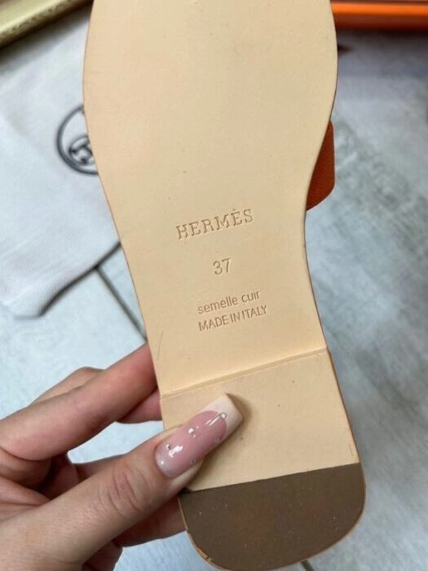 Шлёпанцы женские кожаные Hermes A103639 светло-бежевые фото-2