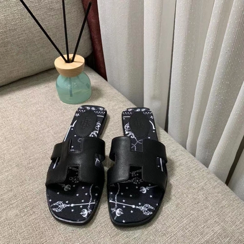 Шлёпанцы женские кожаные Hermes черные на низком каблуке коллекция лето 2021