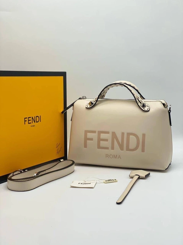 Женская кожаная сумка Fendi белая 27/16 коллекция 2021-2022 фото-3