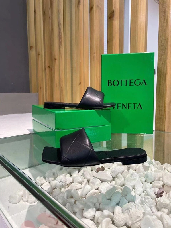 Шлёпанцы женские Bottega Veneta кожаные черные коллекция 2021-2022 фото-5