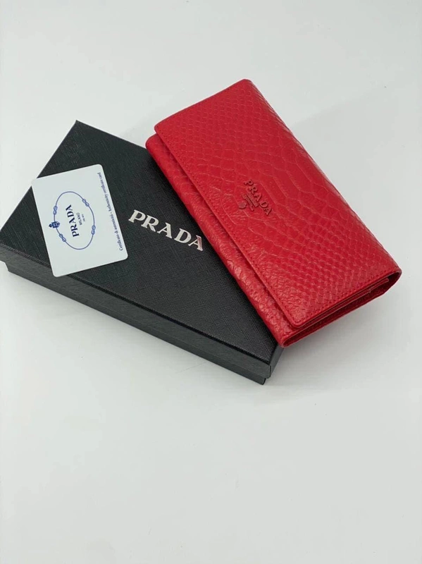 Кошелек кожаный Prada красный 18/9 коллекция 2021-2022