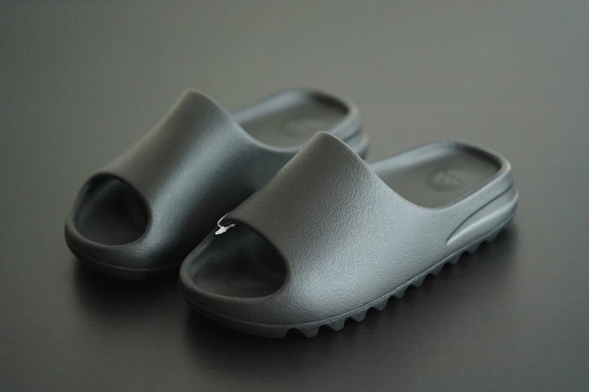 Шлёпанцы Adidas Yeezy Slide GX6141 чёрные фото-10